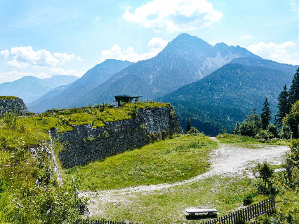 Festung Schlosskopf - Reutte - Von diesem imposanten Punkt aus startete im Jahr 1703 die Rückeroberung der Burg Ehrenberg (die Tiroler wollten sie von den Bayern zurück haben).  - © <a href="https://papa-wanderwolle.jimdofree.com/2020/10/06/burgenrunde-auf-dem-ehrenberg/" target="_blank">Wolfgang Berres auf papa.wanderwolle</a>